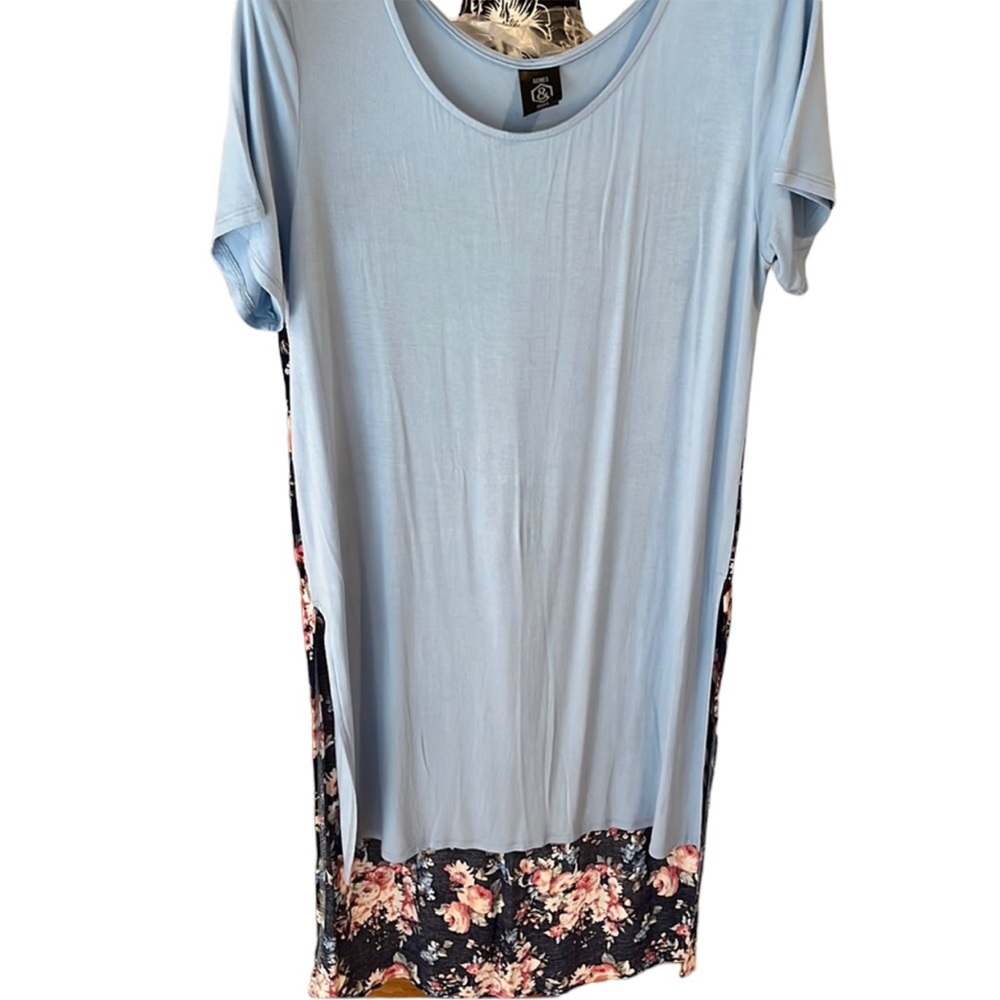 Agnes & Dora size large light blue front high low tee navy print back